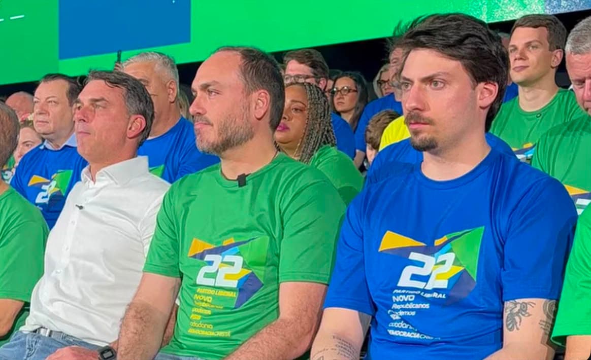 Renan, Flávio e Carlos: SC terá três filhos de Bolsonaro nas urnas, define convenção do PL