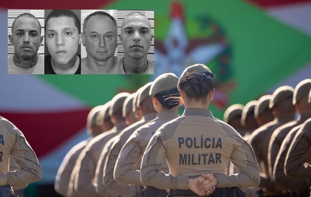 Fichas dos quatro criminosos neutralizados pela PMSC ao lado de policiais militares em formatura, com a bandeira de Santa Catarina ao fundo