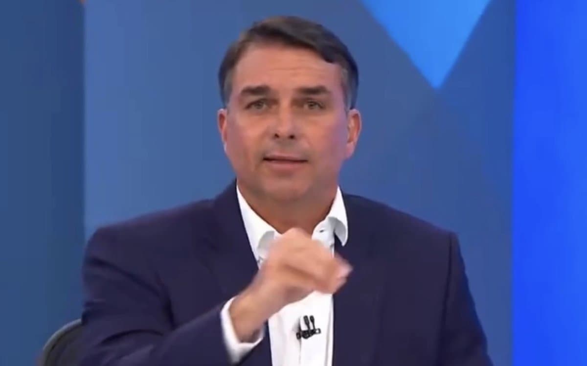 “Vou adorar que você anuncie meu nome”: Flávio Bolsonaro garante que será eleito presidente no 1º turno