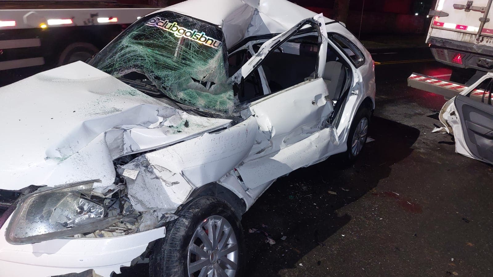 Jovem de 19 anos morre após carro bater na traseira de veículo de carga em Blumenau