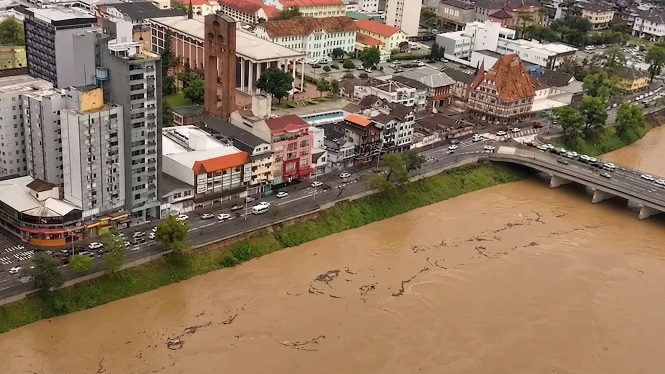 Após noite de alerta, nível do Rio Itajaí-Açu estabiliza, volta a baixar e Defesa Civil descarta enchente em Blumenau