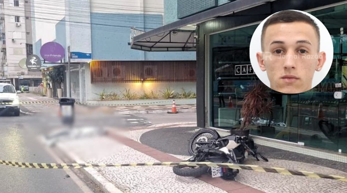 Motocicleta caída na calçada da Avenida Brasil, em Balneário Camboriú, com o local isolado pela polícia