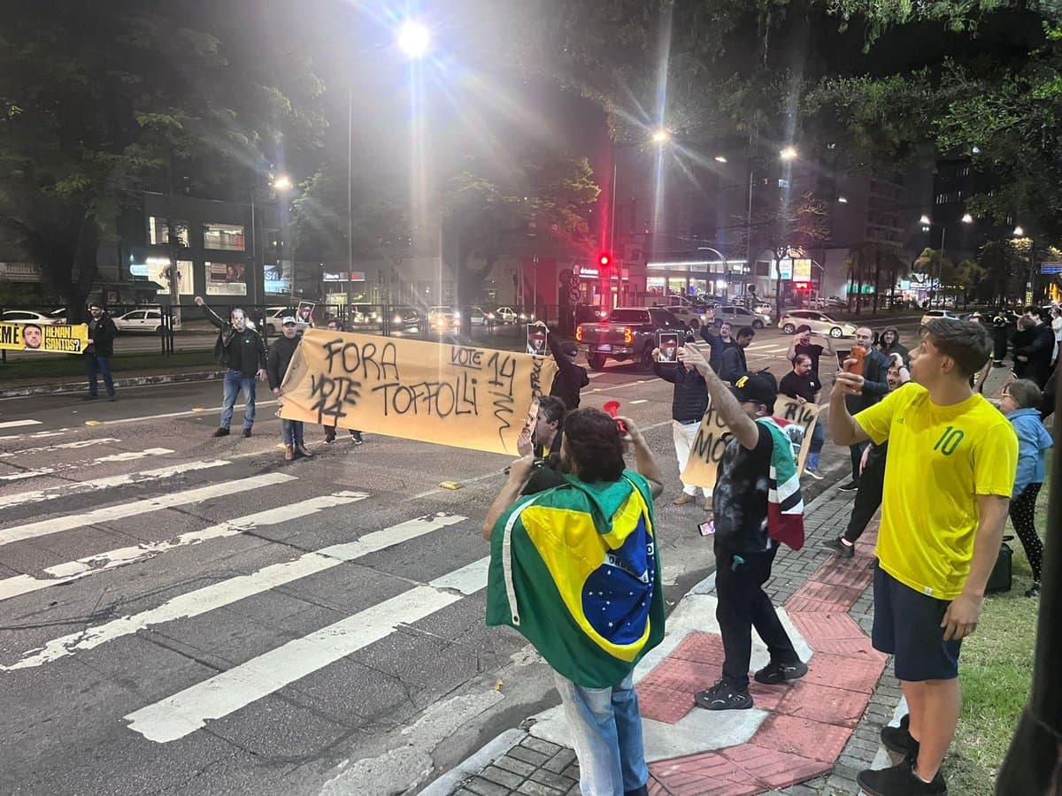 Manifestantes seguram faixa com a frase Fora Toffoli durante protesto na Avenida Centenário, em Criciúma