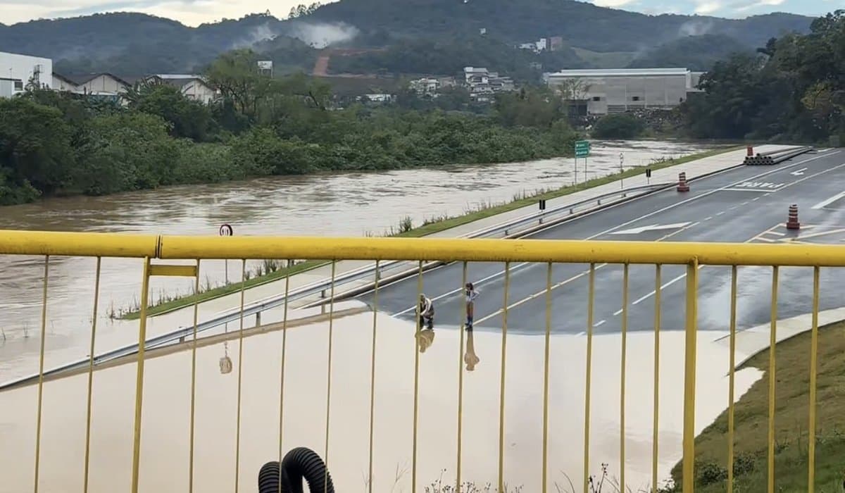 Brusque prevê pico rápido do Itajaí-Mirim e rio dentro da normalidade até o fim do dia