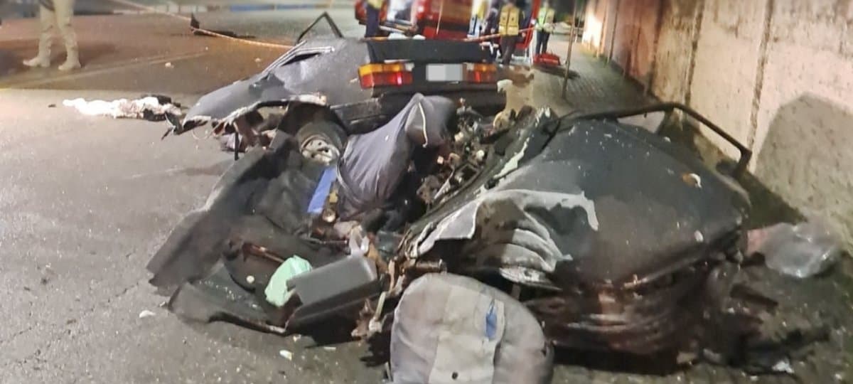 Carro partido ao meio apos colidir contra poste na Rua Dorval Luz, em Brusque