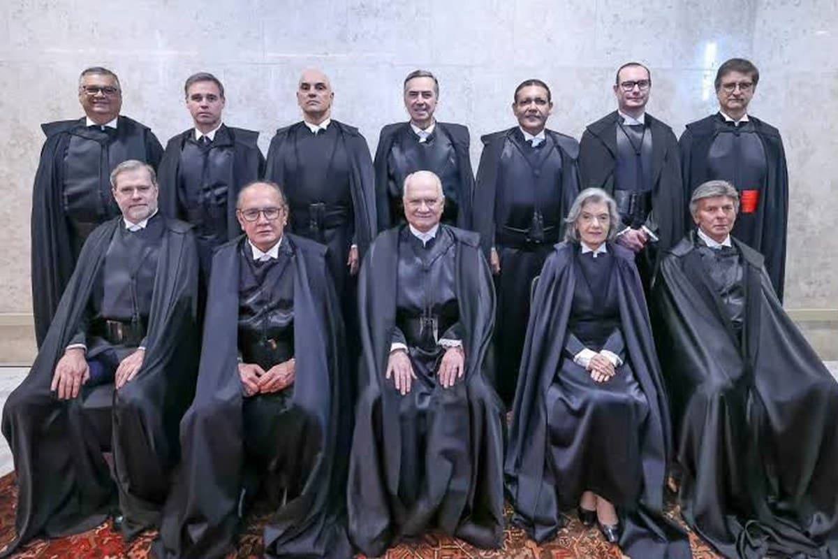 Ministros do Supremo Tribunal Federal posados de toga no plenario da Corte em Brasilia