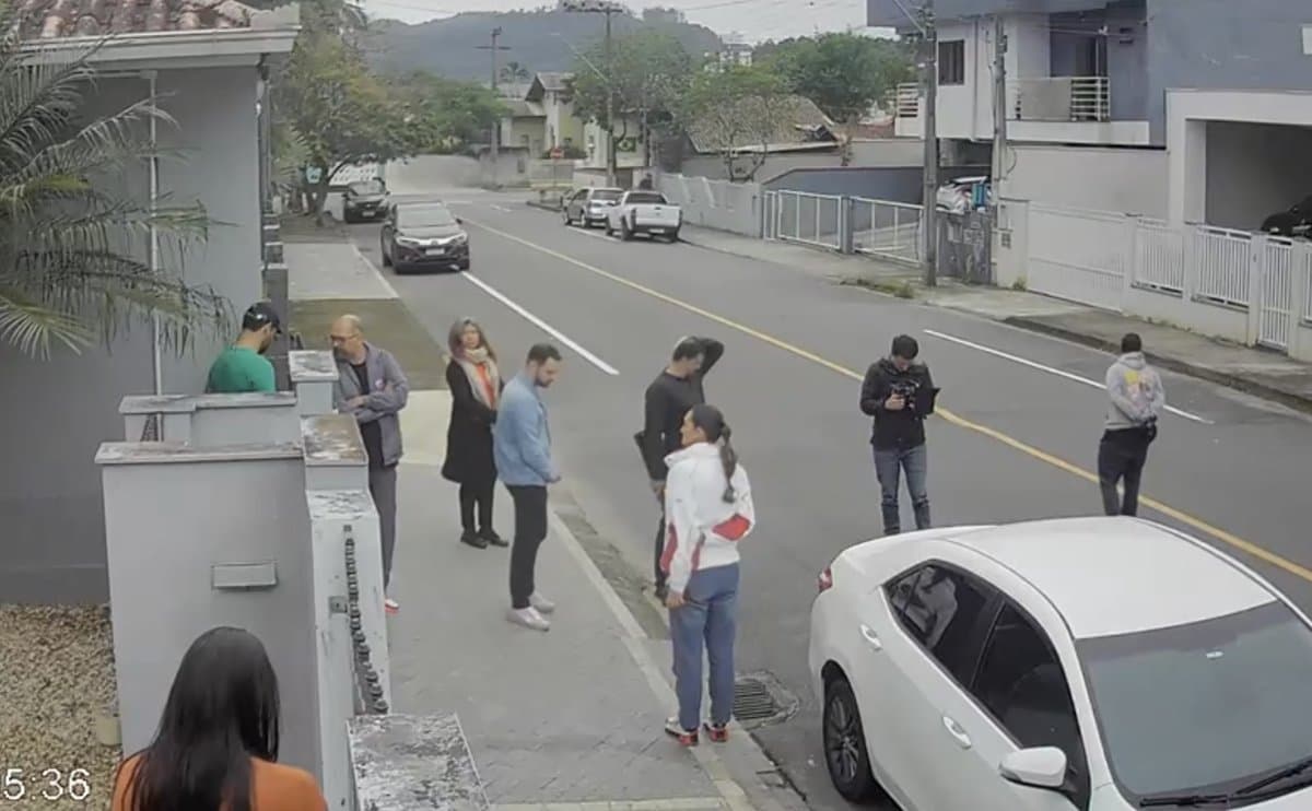 Grupo com candidata do PT volta à rua e “exige” imagens de câmera após moradora sair em defesa da PMSC