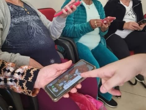 São José abre 50 vagas para idosos aprenderem a usar o celular, do Pix ao pedido por aplicativo