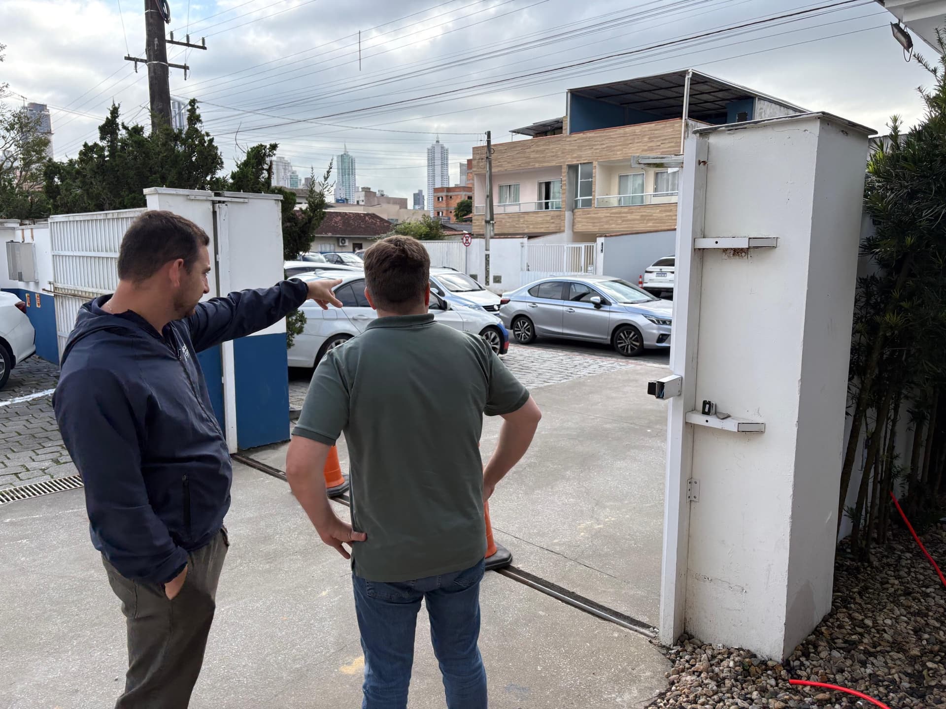 Escolas de Balneário Camboriú terão câmeras com IA capazes de reconhecer rostos