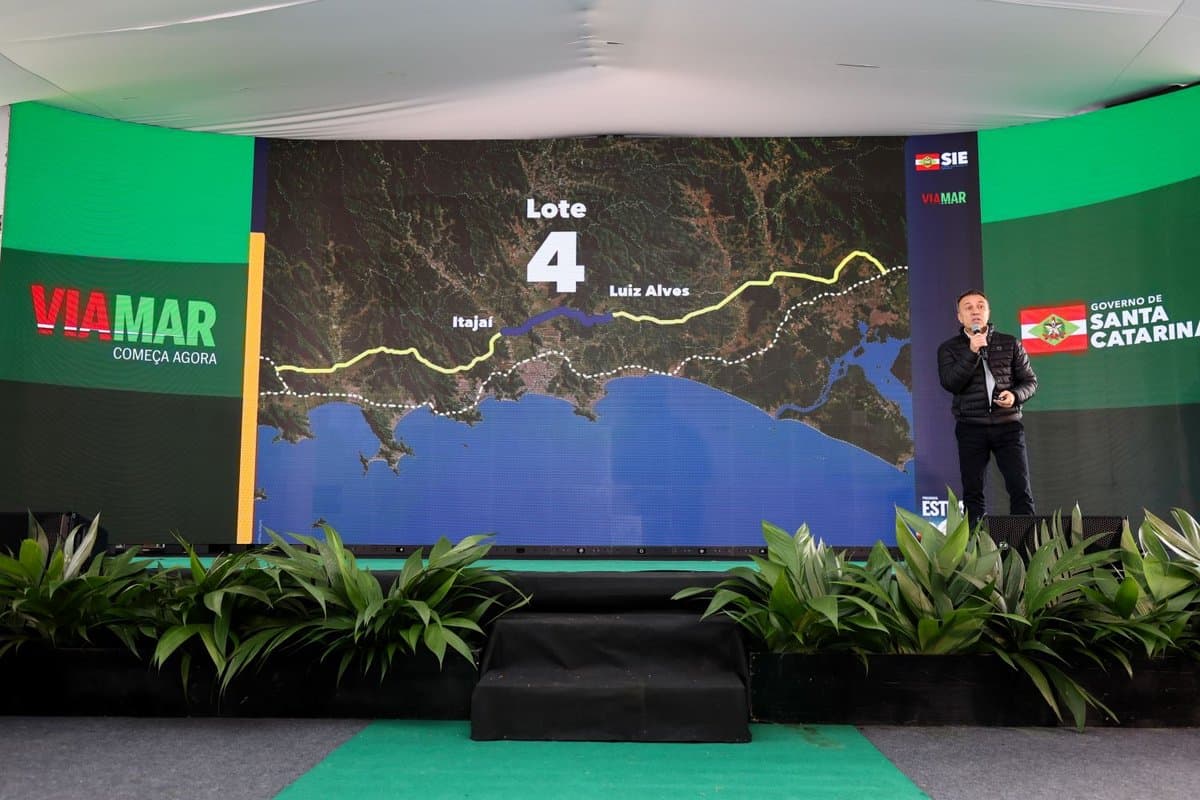 Lançamento do edital do lote 4 da ViaMar em Itajaí, com mapa do trecho no telão