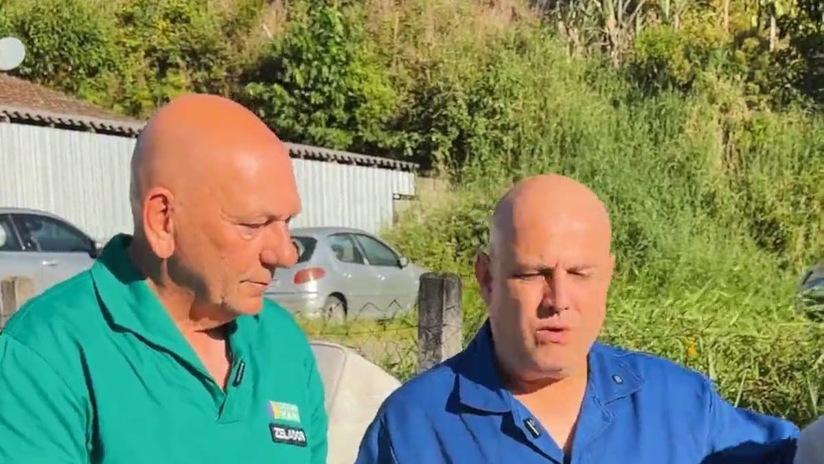 Luciano Hang e Deco Batisti recolhem móveis largados na rua para divulgar coleta grátis em Brusque