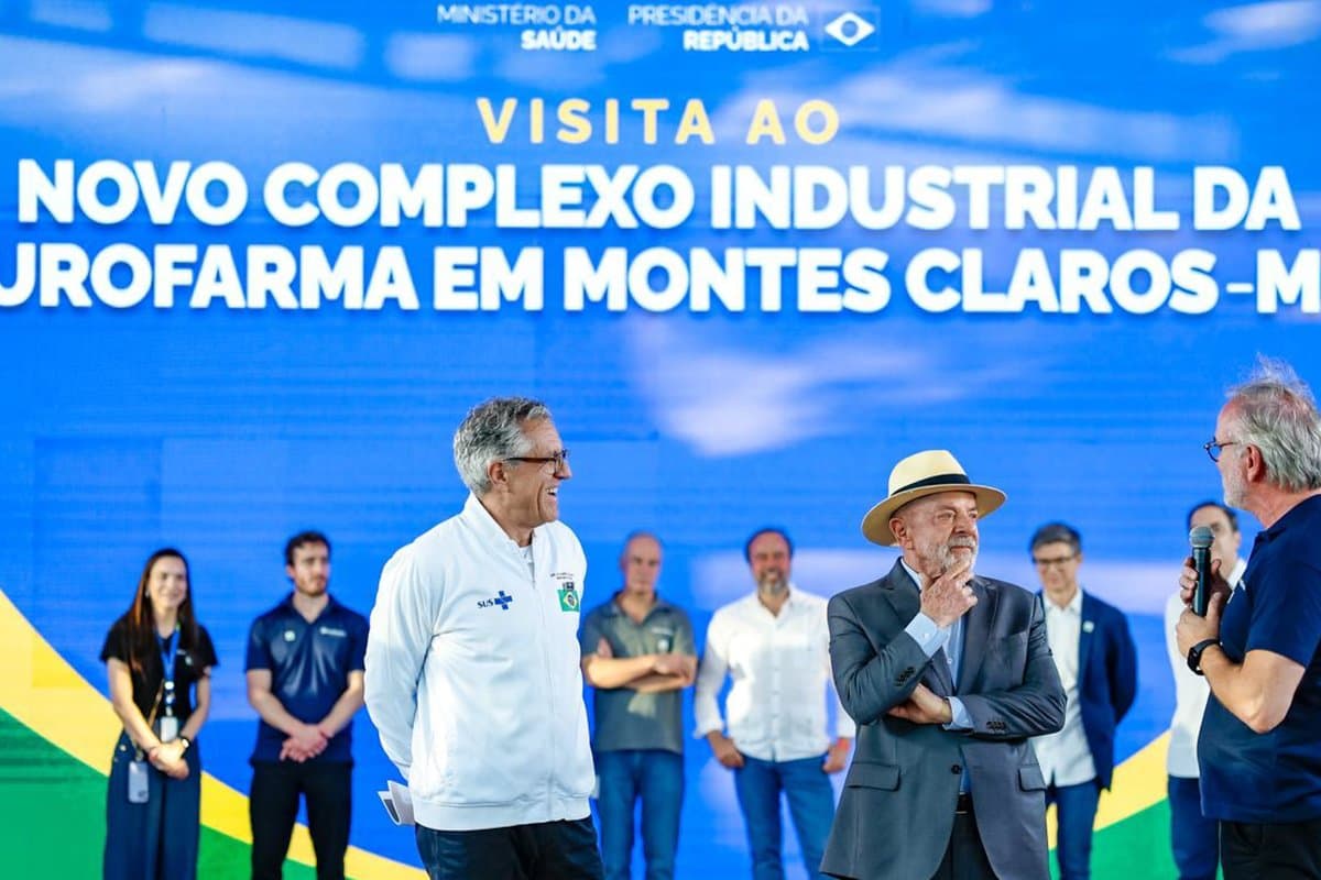 Presidente Lula e o ministro Alexandre Padilha no palco durante visita ao complexo da Eurofarma em Montes Claros