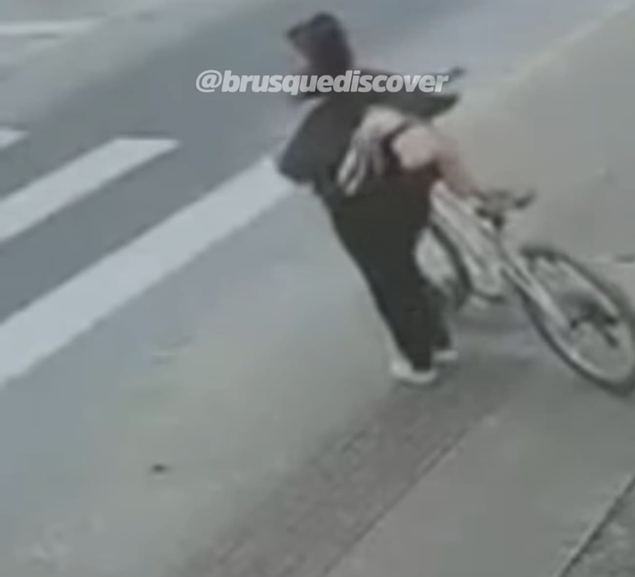 Mulher empurra bicicleta sobre faixa de pedestres momentos antes de ser atropelada em Brusque