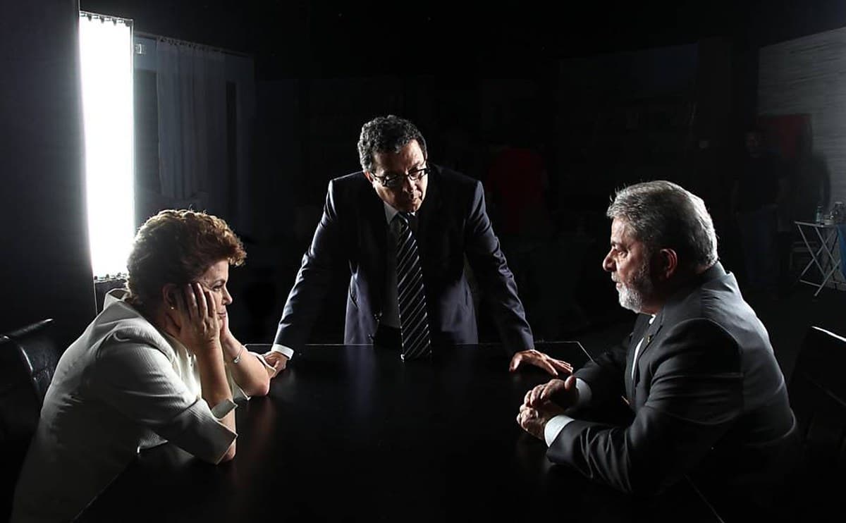 Lula, Dilma Rousseff e o marqueteiro Joao Santana reunidos em estudio de gravacao de campanha