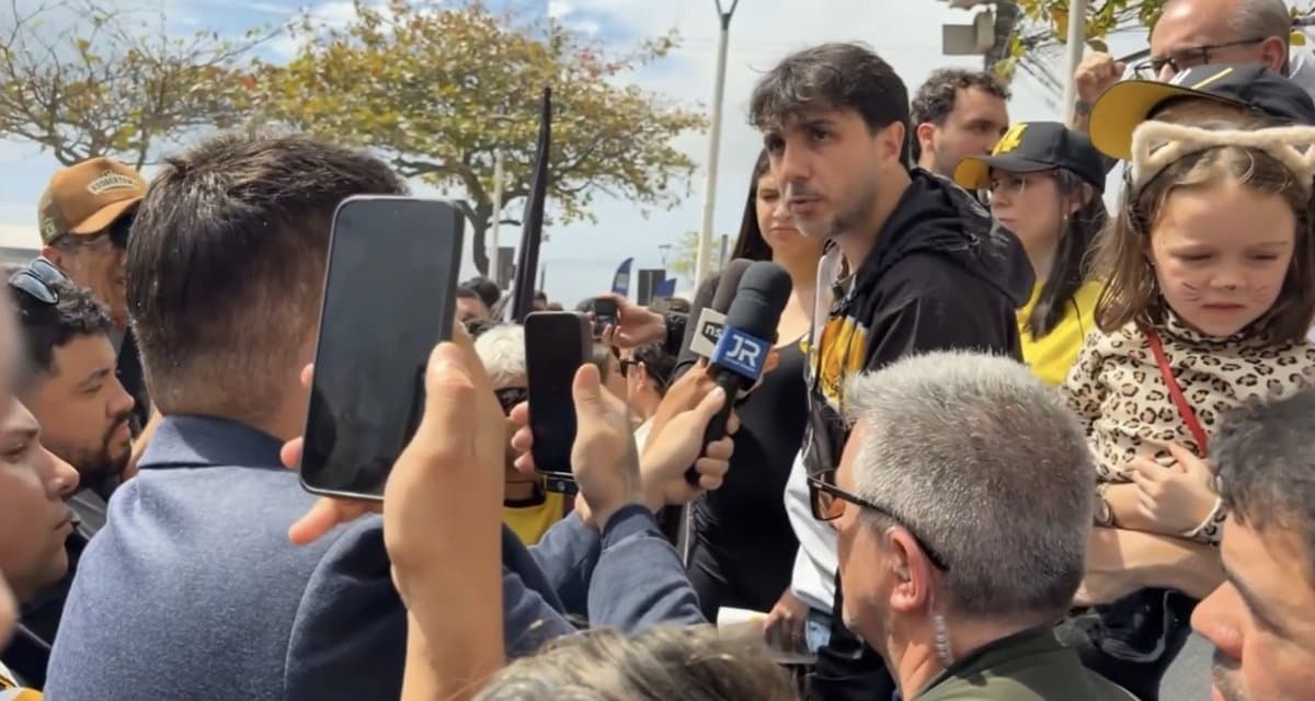 Renan Santos se irrita com pergunta em SC, ataca repórter do JR e apoiadores furtam microfone