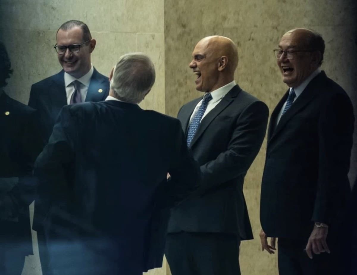 Quatro ministros do STF rindo em pé em corredor do tribunal