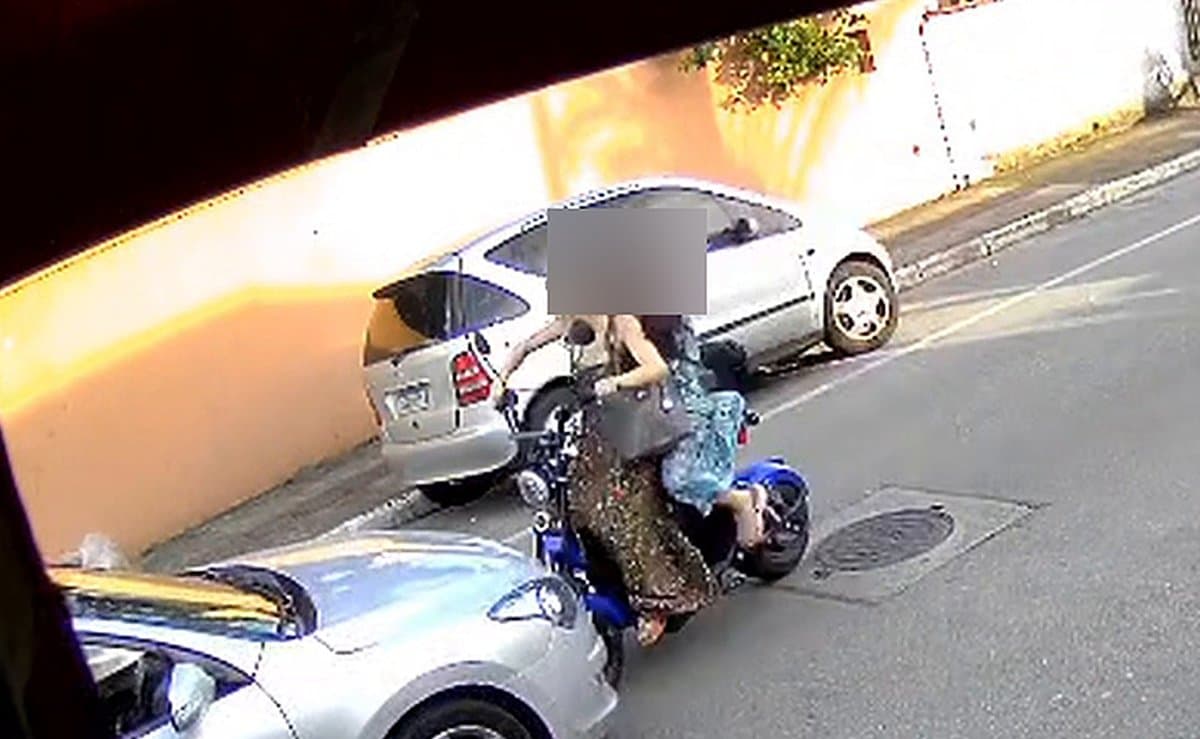 Na contramão e sem capacete, adolescentes em autopropelido batem em carro em Balneário Camboriú