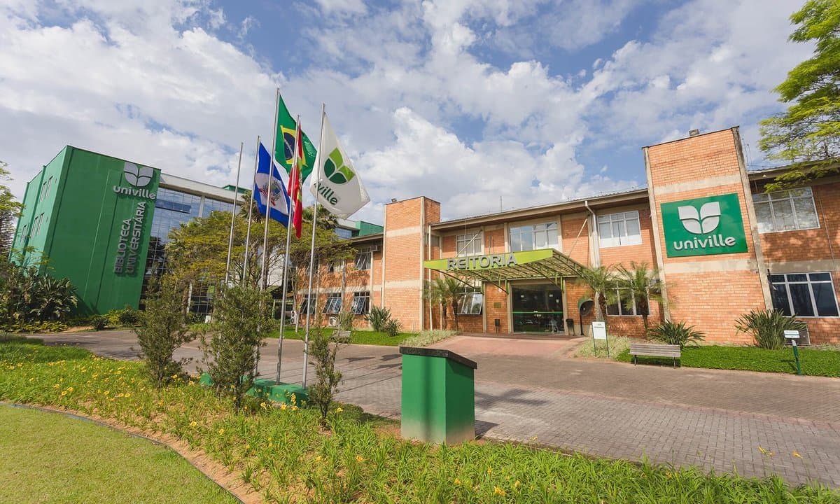 Aluna flagra homem espiando por baixo da cabine do banheiro e ele sai livre de universidade em Joinville