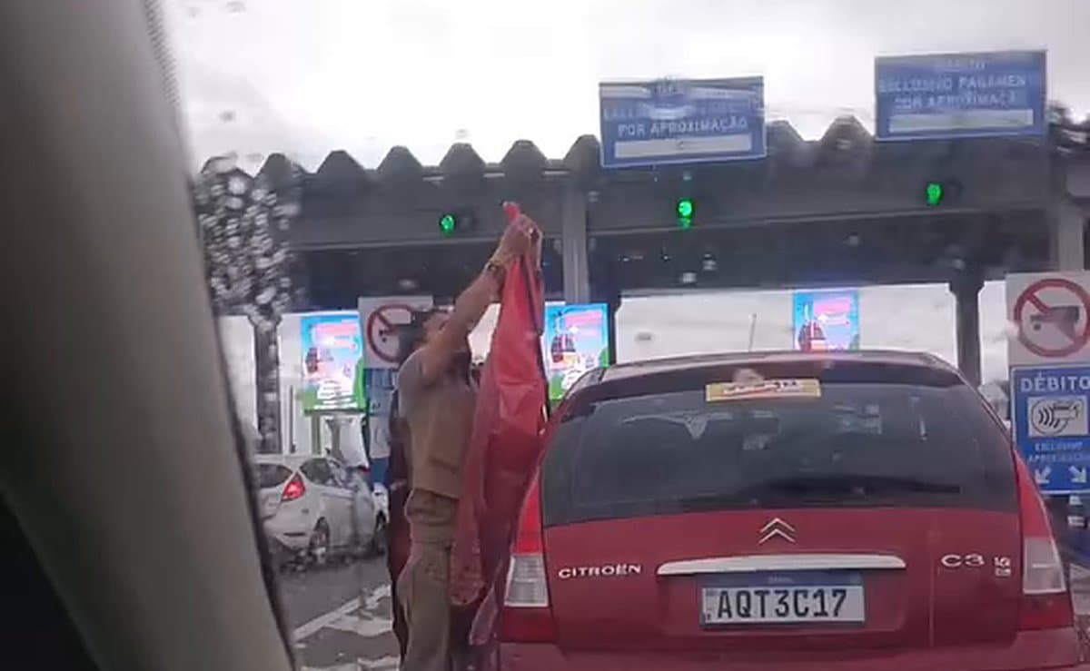 Apoiador de Lula para pedágio em SC para arrumar bandeira e motoristas ficam furiosos