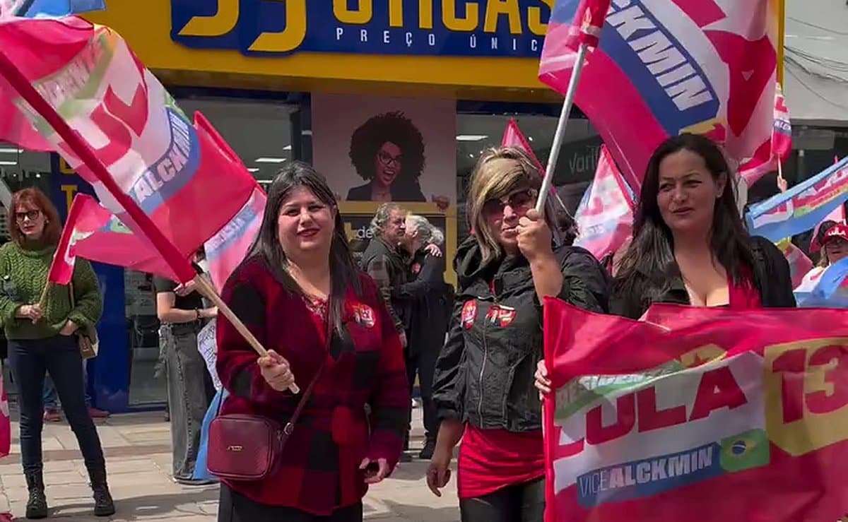 Apoiadores de Lula montam 'banquinha' e saem às ruas cantando na cidade onde Flávio fez 65% em SC