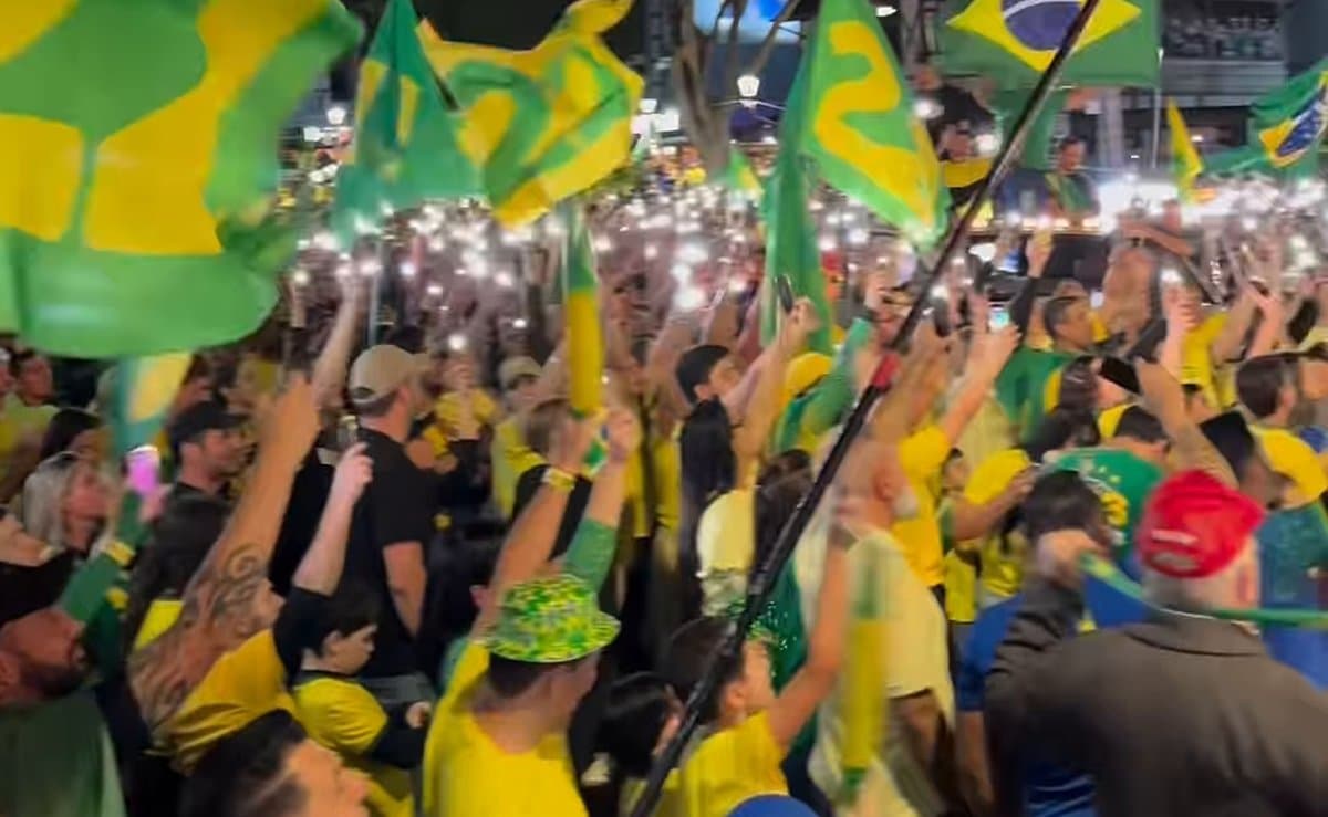 Ato pró-Flávio Bolsonaro reúne grande público no Centro de Blumenau a 3 dias do 2º turno