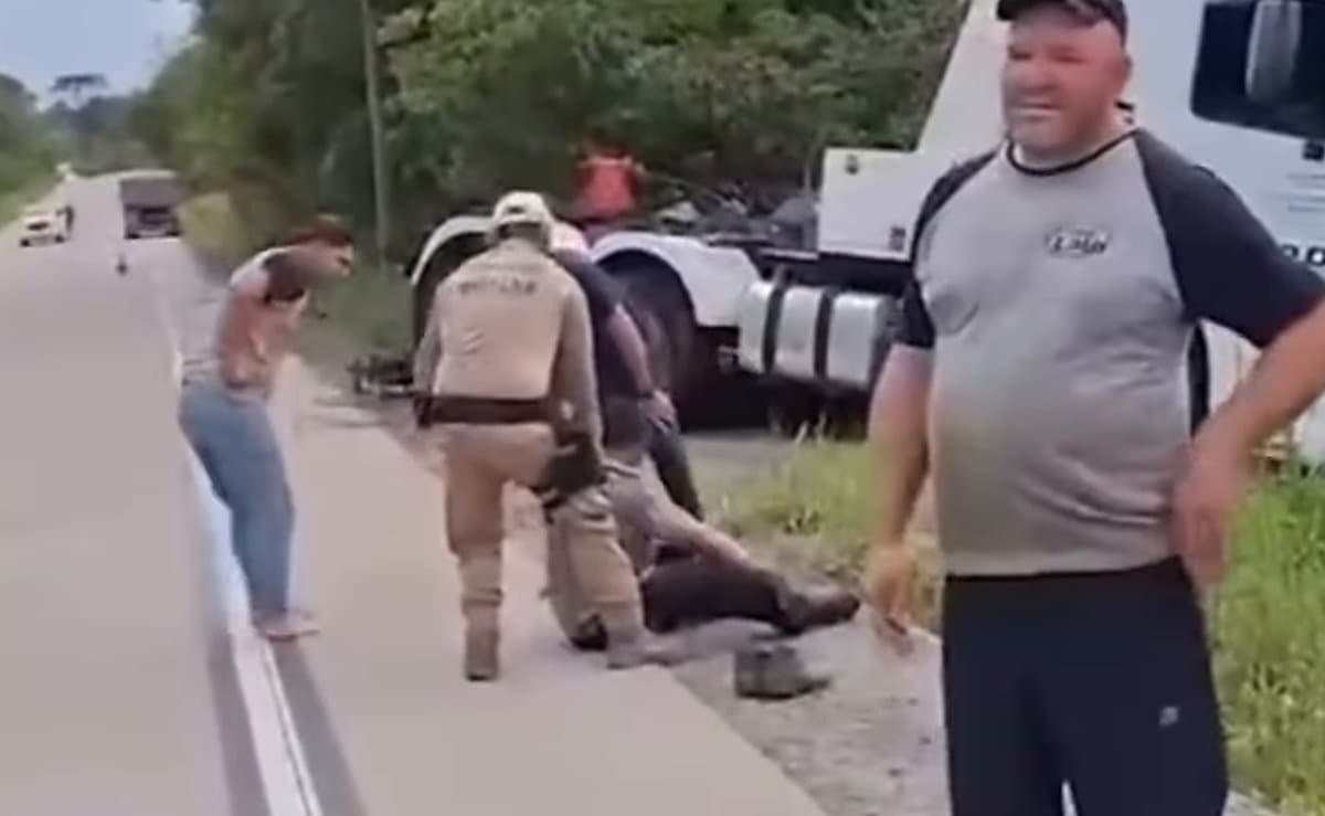 Vídeo mostra cabo de aço arrebentar e atingir trabalhador na cabeça durante retirada de carreta tombada em SC