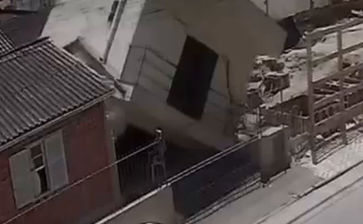 Câmera flagra casa desabando com criança dentro ao lado de obra em Itapema: “Veio tudo abaixo”