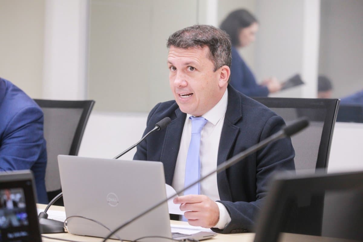 Ex-prefeito de Palhoça, Camilo Martins fecha maioria para comandar a Alesc em 2027 com aval de Jorginho