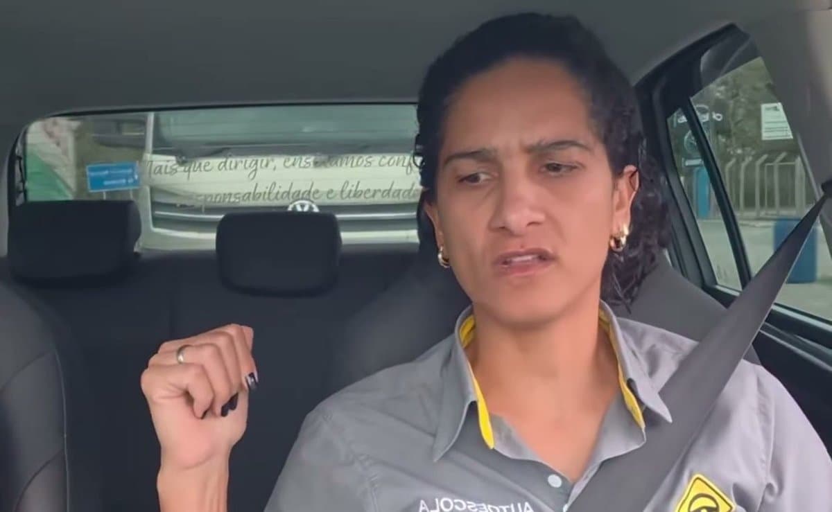 Caminhoneiro 'cola' em carro de autoescola e instrutora pede atenção redobrada de aluna em Blumenau