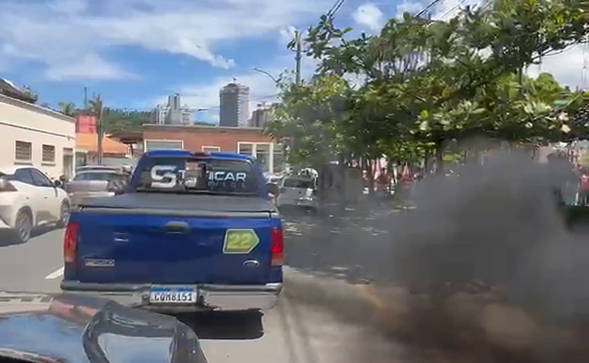 Carreata de Flávio cruza com ato de Lula, picape solta fumaça nos petistas e grupos discutem em Jaraguá do Sul