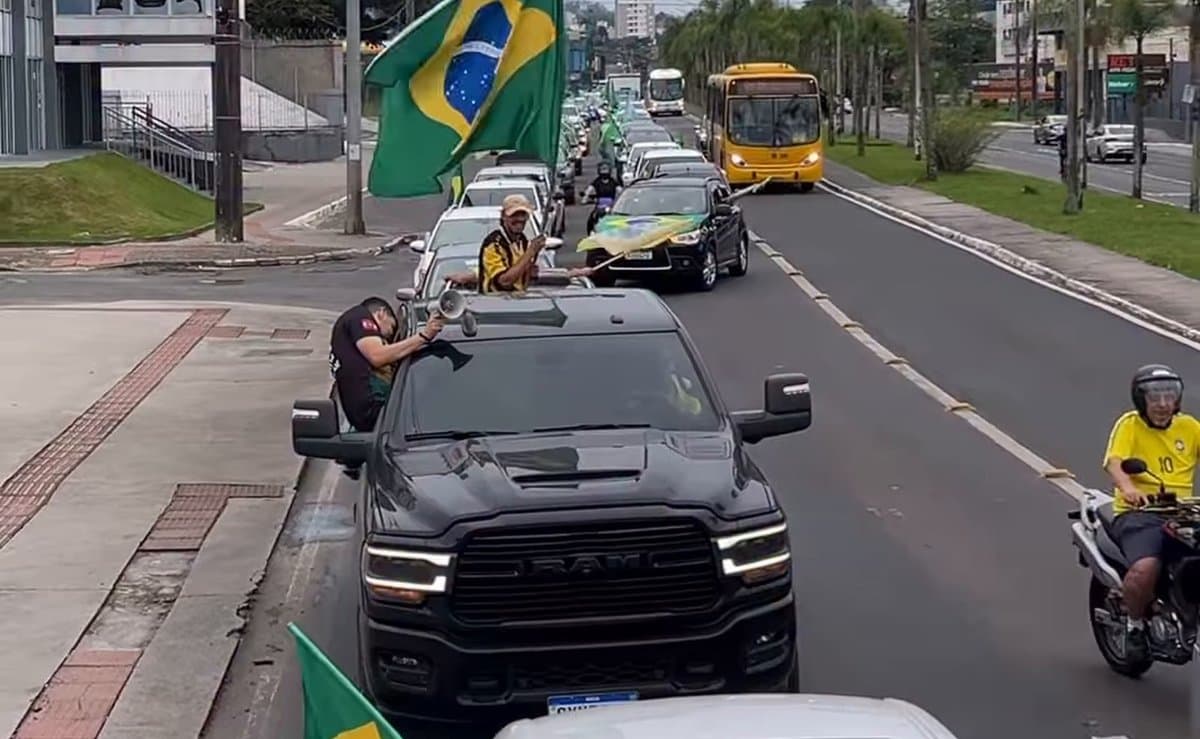 Carreata pró-Flávio Bolsonaro toma os dois sentidos da Avenida Centenário em Criciúma na véspera do 2º turno