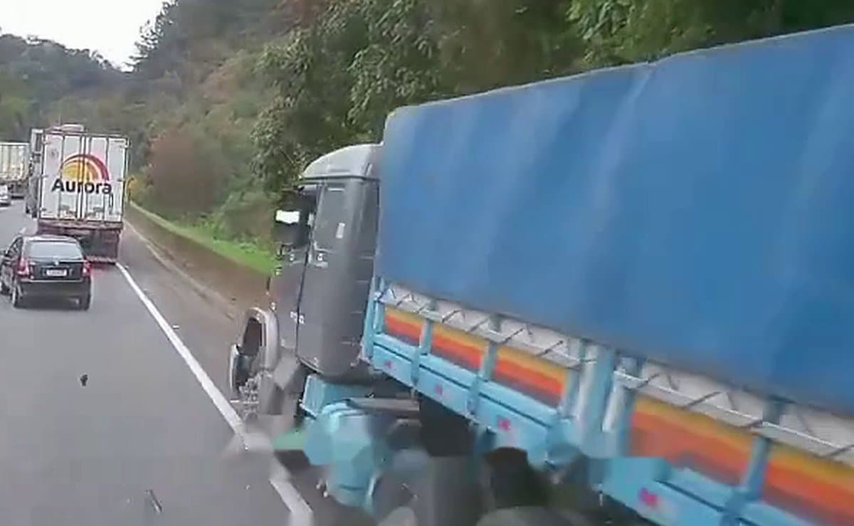 Câmera flagra carreta arrancando retrovisores ao passar no aperto por fila parada em curva na divisa com SC