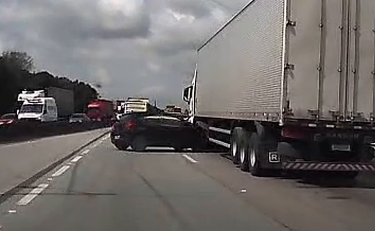 Quase entrou embaixo: câmera flagra carro batendo em caminhão na BR-101 entre Itapema e Porto Belo