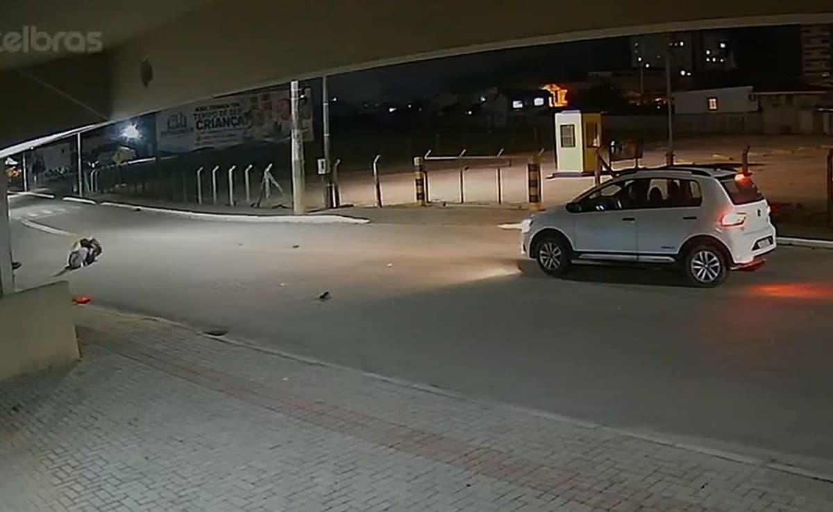 Carro vira à esquerda, moto acerta a lateral e motorista vai embora deixando o motociclista no chão em Brusque