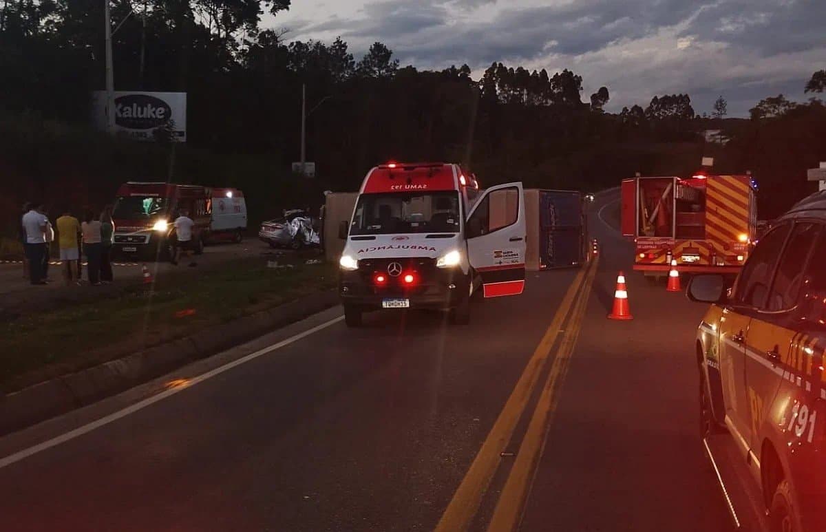 Criança de 7 anos está entre os 4 mortos em trágico acidente entre carro e caminhão na BR-470 em SC