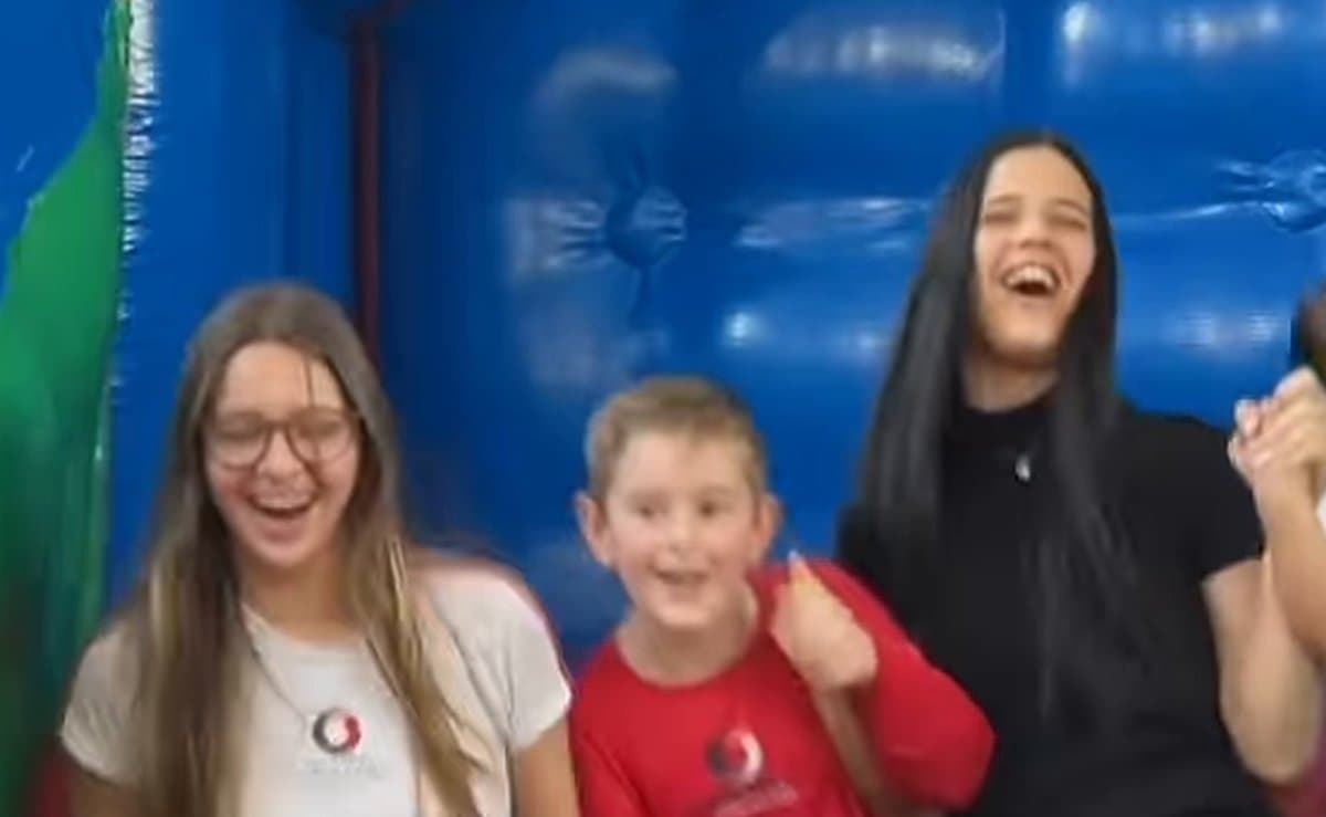 'Vocês aceitam?': crianças entram na sala dos formandos e levam a turma para brincar no parque em SC