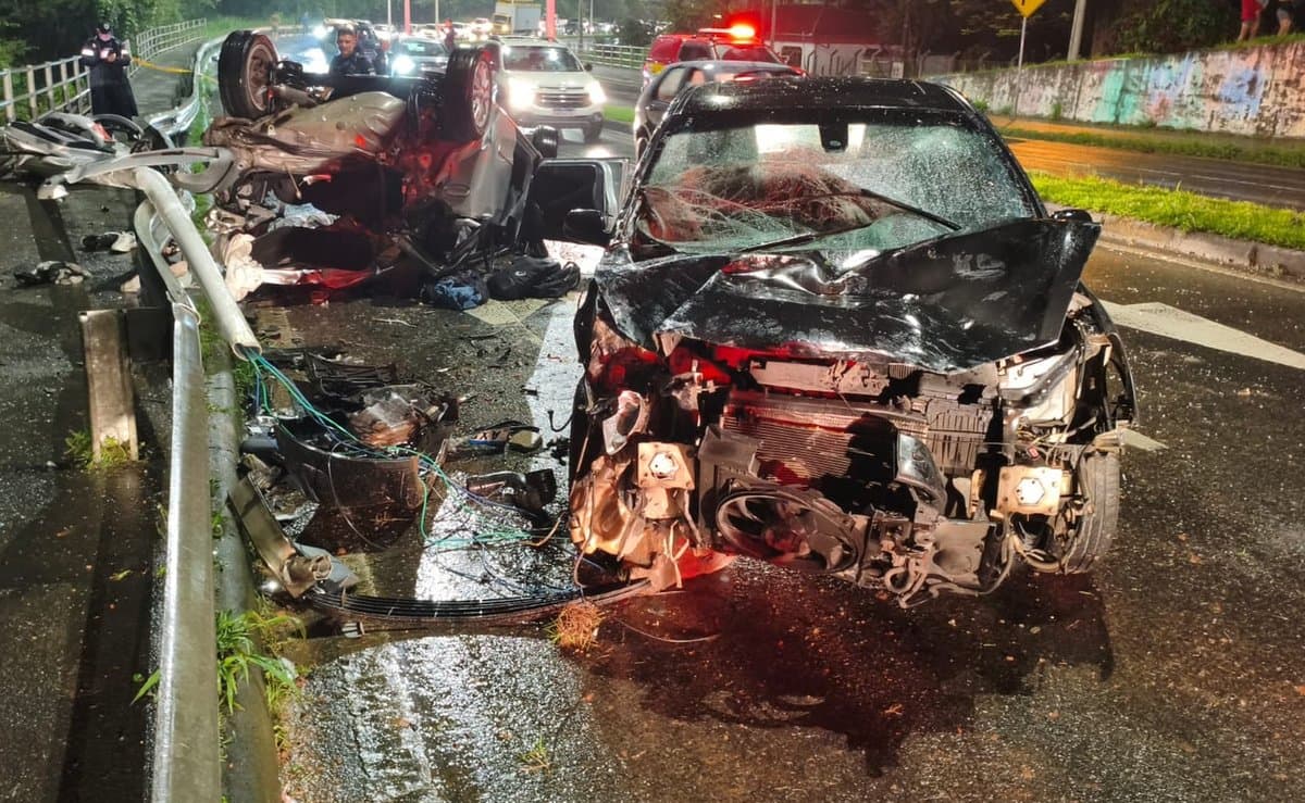 Dois jovens de 18 anos morrem após carro capotar em Blumenau e bombeiro pede: “não liguem para os familiares”