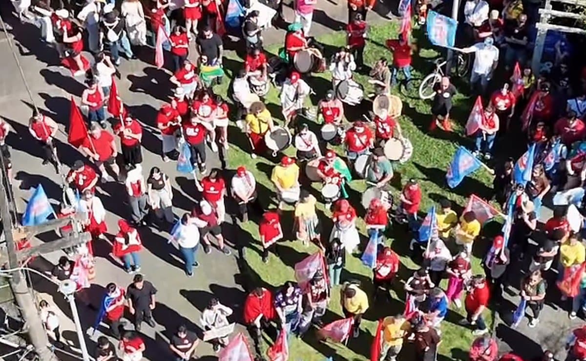 Drone mostra o tamanho do ato pró-Lula realizado em Blumenau a uma semana do segundo turno
