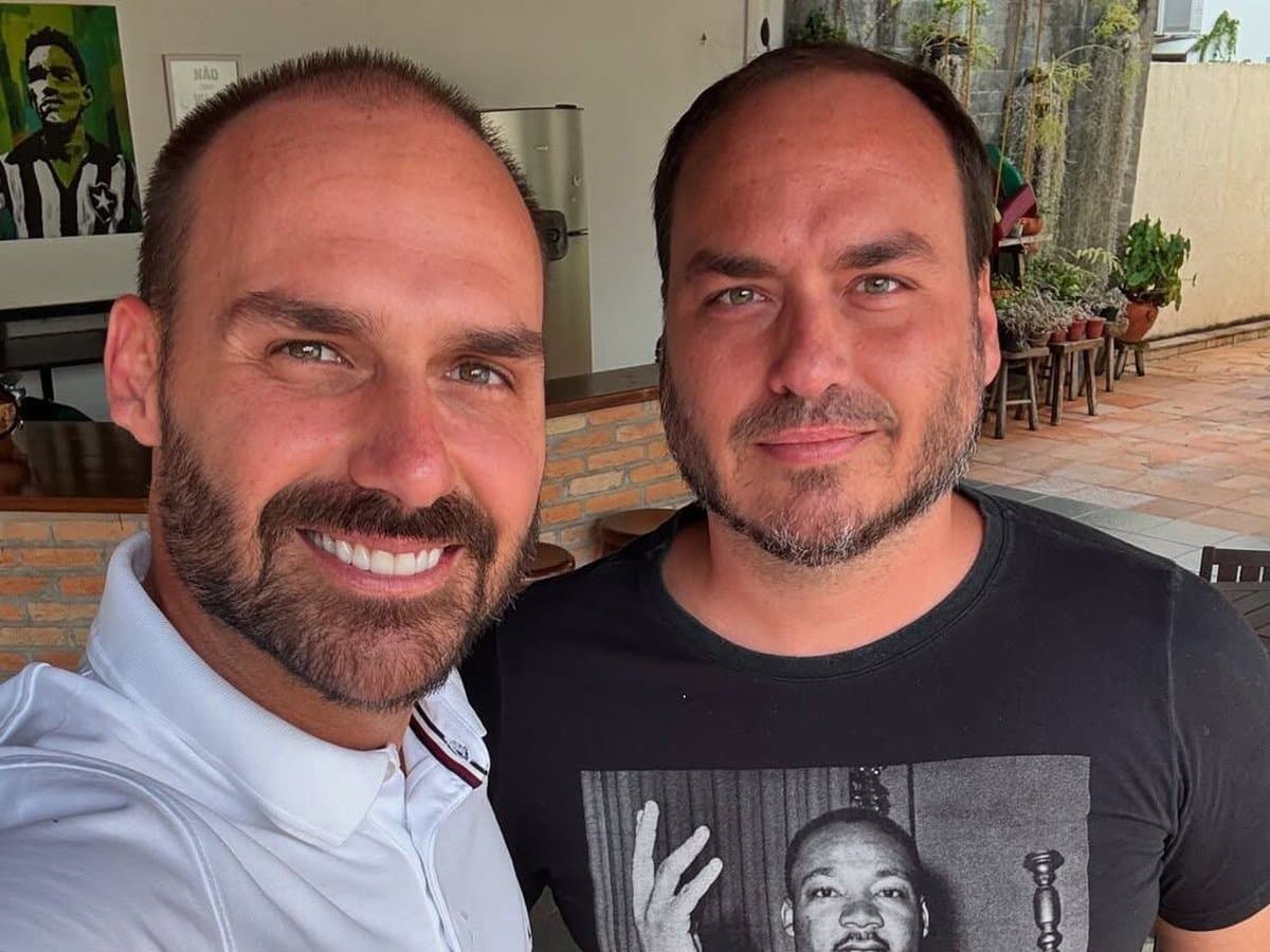 "SC vai ter esse privilégio", diz Eduardo Bolsonaro ao pedir voto ao irmão Carlos para o Senado