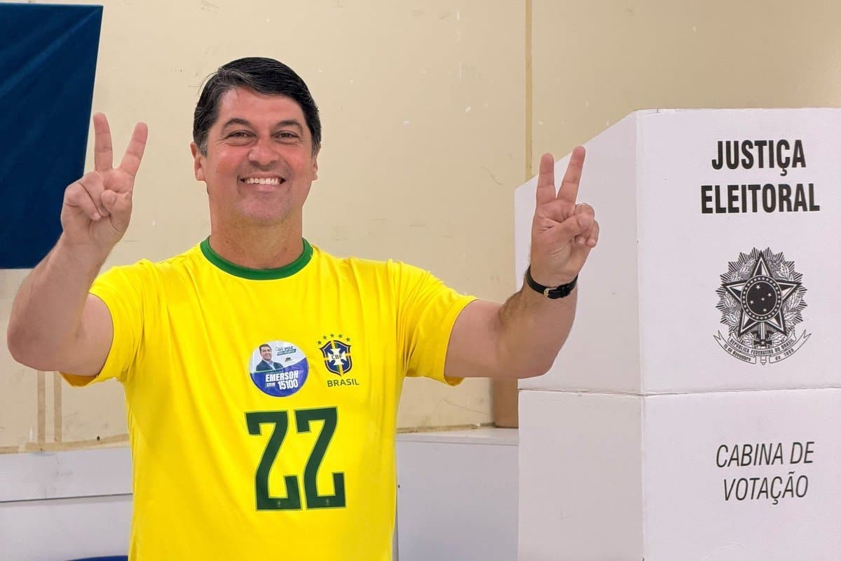 Candidato do MDB, Emerson Stein posa com camiseta do 22 após votar em Porto Belo