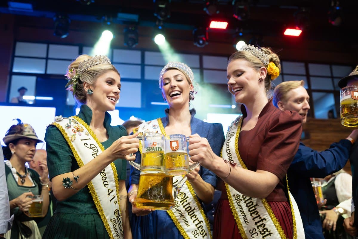 Emoção na Rua XV: desfile e sangria do barril abrem a 41ª Oktoberfest de Blumenau