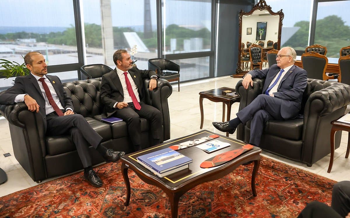 Fachin manda PF entregar todas as menções a ministros achadas nos celulares de Vorcaro, sem exceção