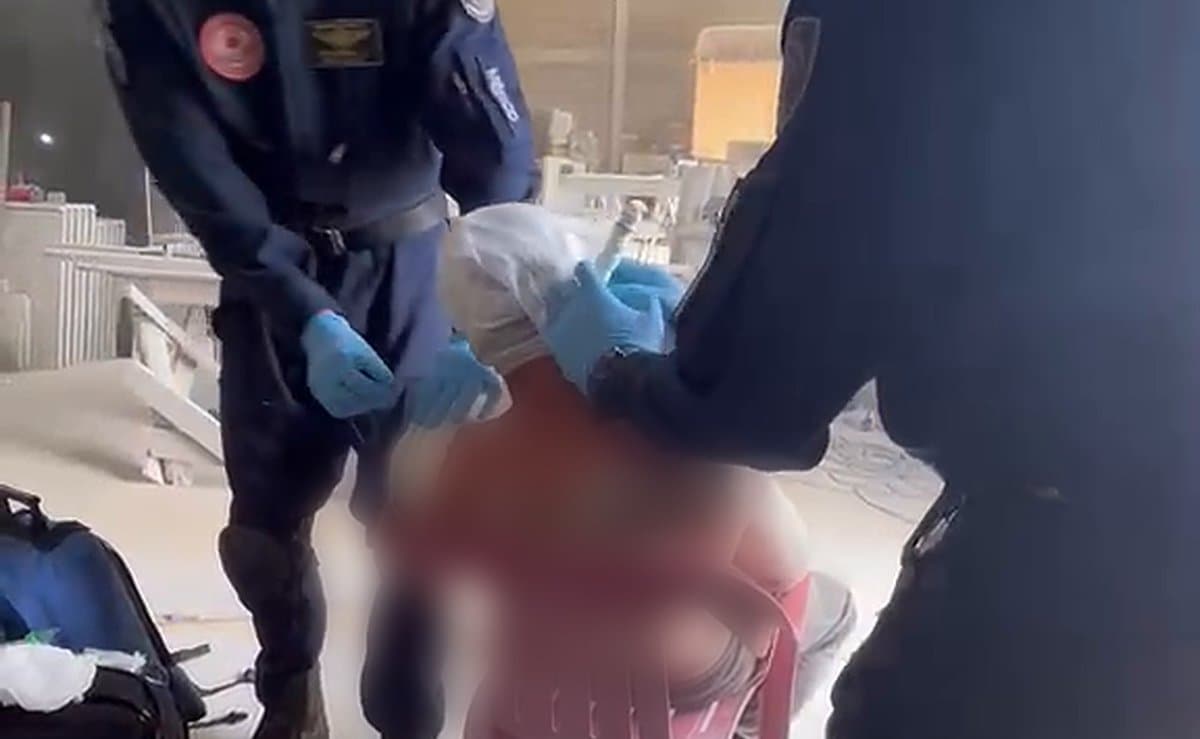 Filho usa um facão e salva a mãe do pior depois que o pai pula o muro e agarra a mulher com faca em SC