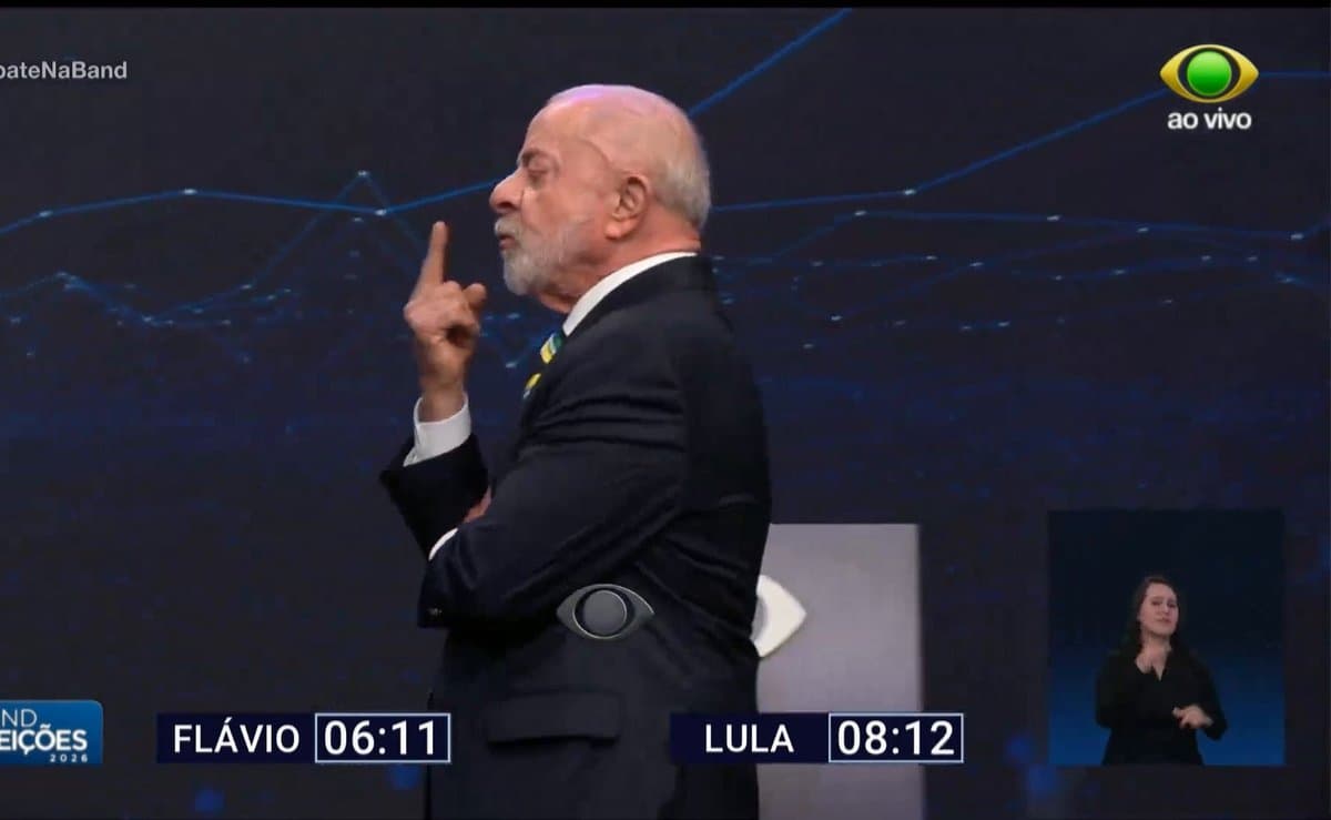 ‘Explica ali por que você esqueceu do Bolsa Família’, dispara Flávio Bolsonaro após Lula se irritar com pergunta