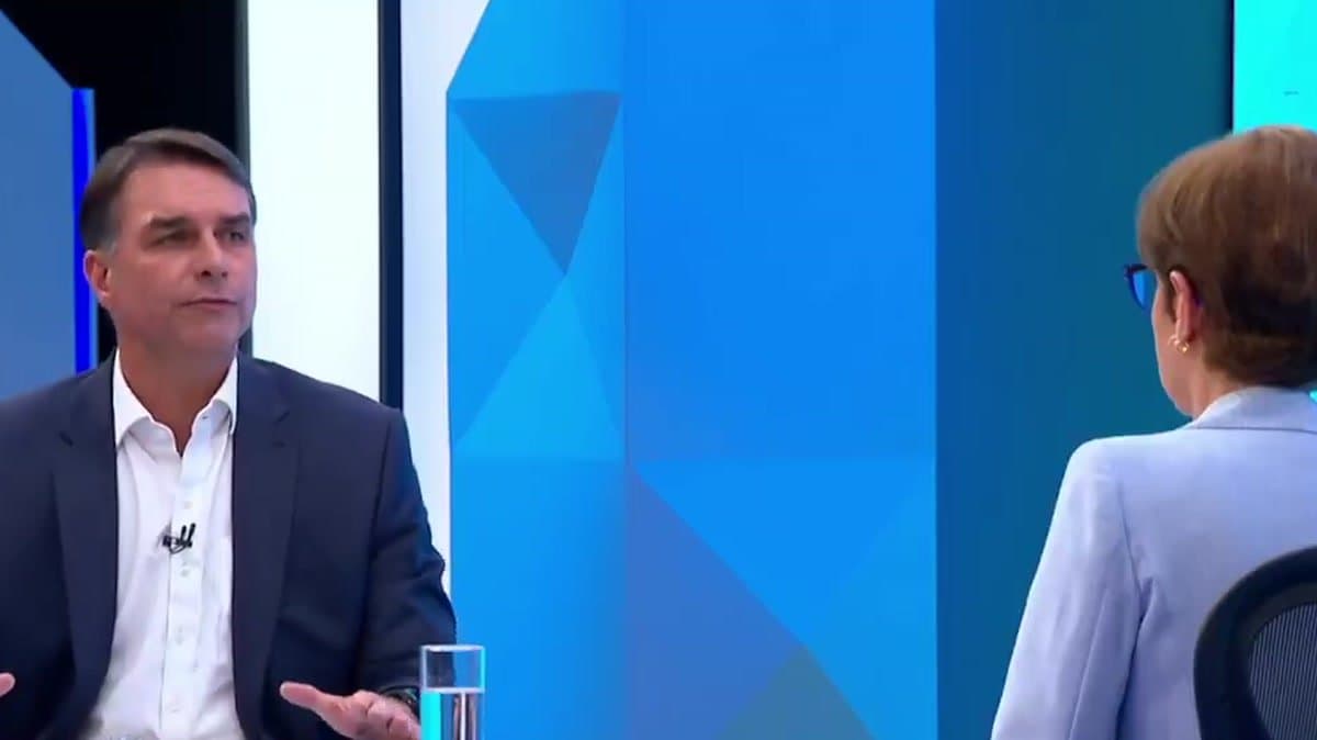 “O maior ajuste fiscal que o Brasil pode fazer é tirar o Lula”, diz Flávio Bolsonaro na Globo