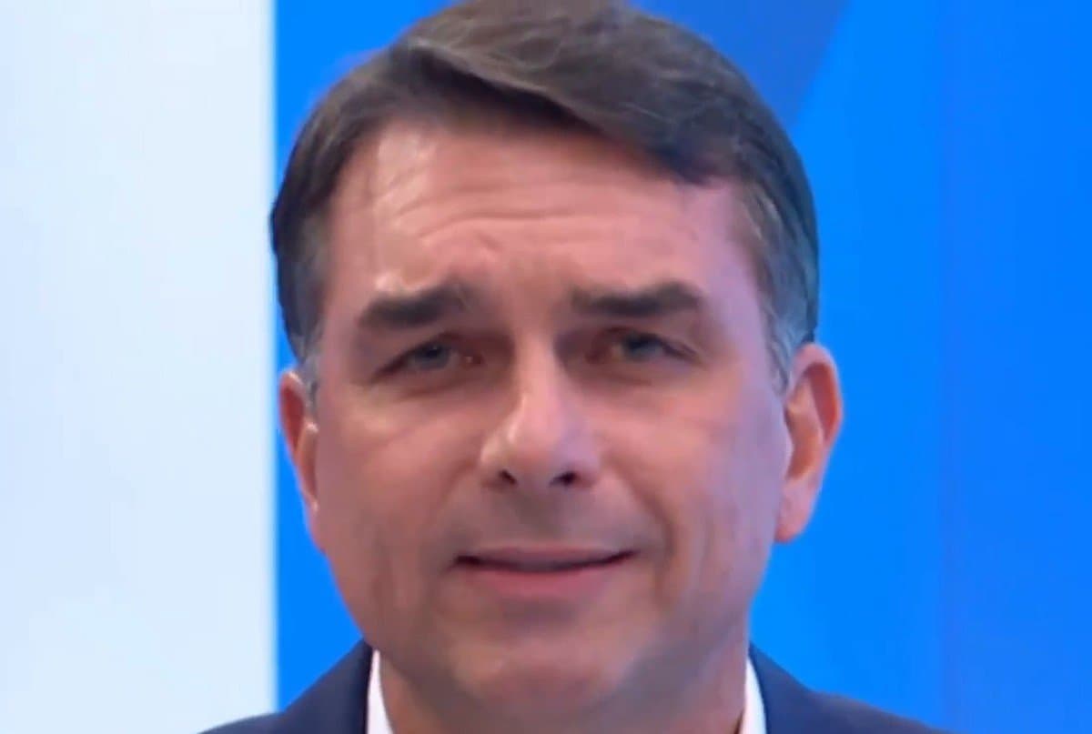 ‘Consegue mais um votinho pra mim?’: Flávio Bolsonaro rejeita promessas milagrosas e faz pedido aos brasileiros