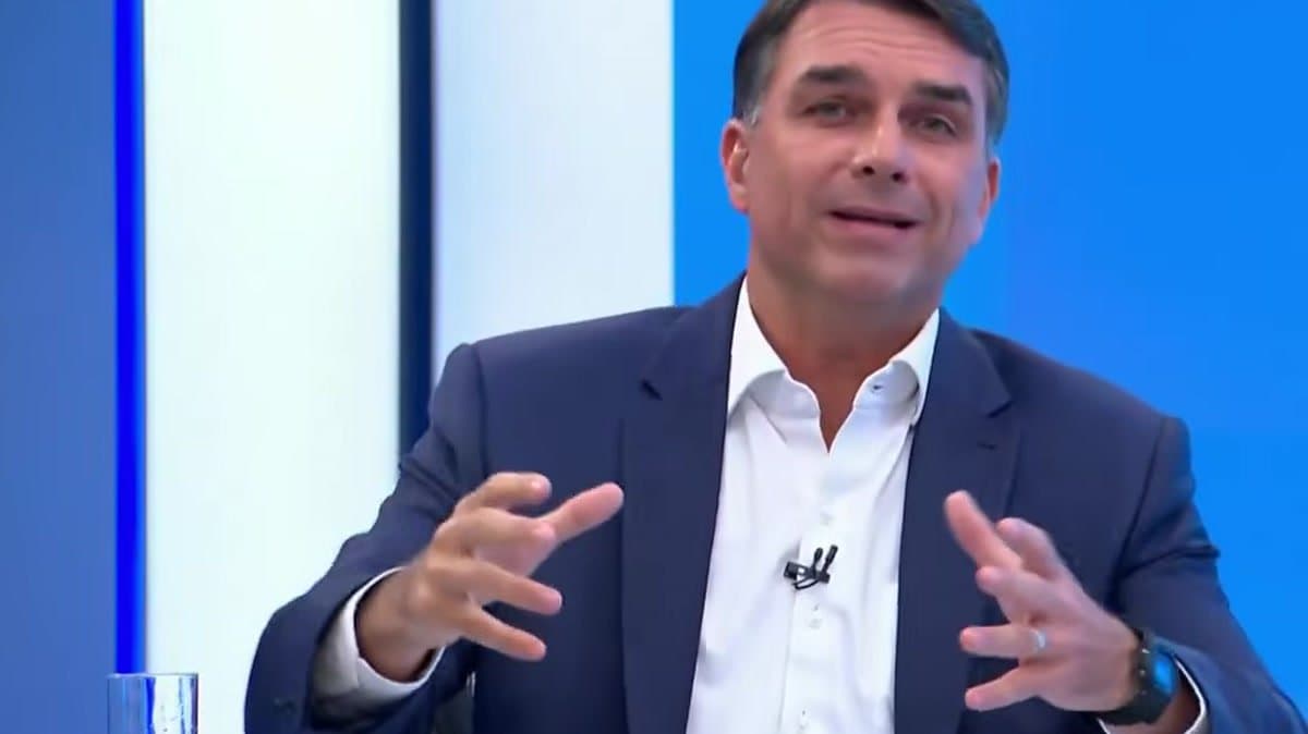“Meu pai vai ser você”, diz Flávio ao ser perguntado se Jair Bolsonaro terá cargo no seu governo