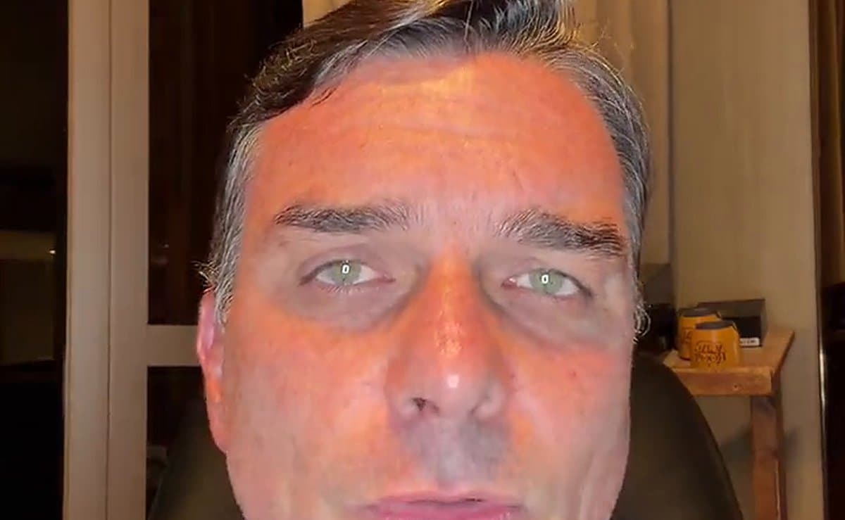 Flávio Bolsonaro se manifesta pela primeira vez após ir aos EUA: “Não saí do Brasil, saí pelo Brasil”