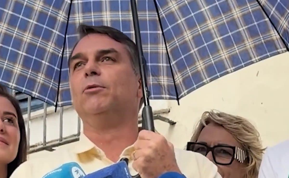 “A esperança virou medo”: Flávio Bolsonaro vota no Rio e diz que chegou a hora da mudança de verdade