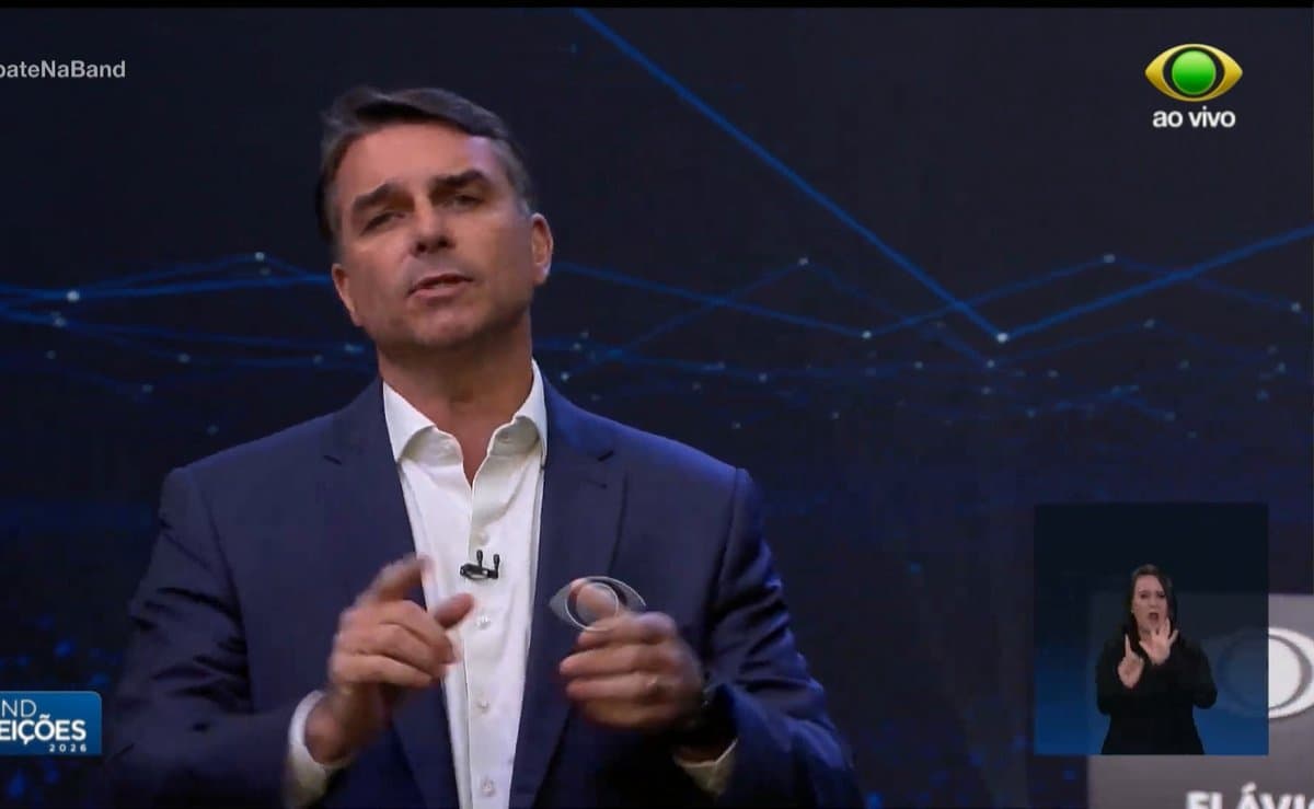 Flávio Bolsonaro encerra debate prometendo colocar ‘você no centro do governo’ e ‘dinheiro no seu bolso’